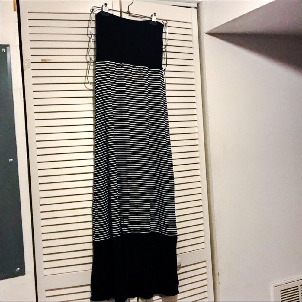 Sleek Max Studio Black/White Stripe Maxi Dress